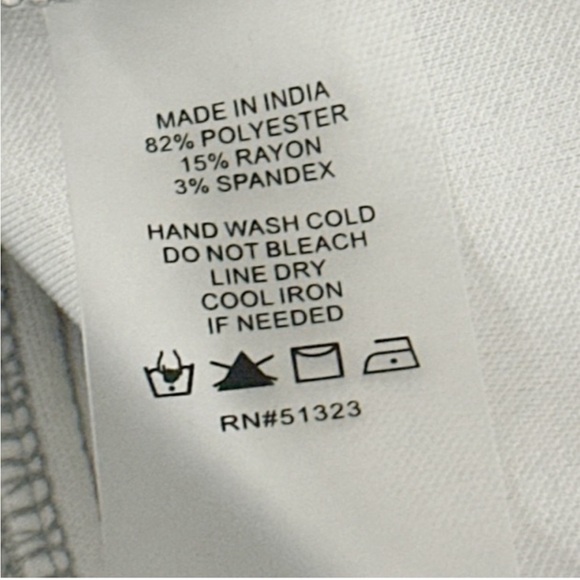 Vince Camuto Stretchy Gray Puff
Sleeve Women's Top NEW - Size Small - Picture 4 of 4